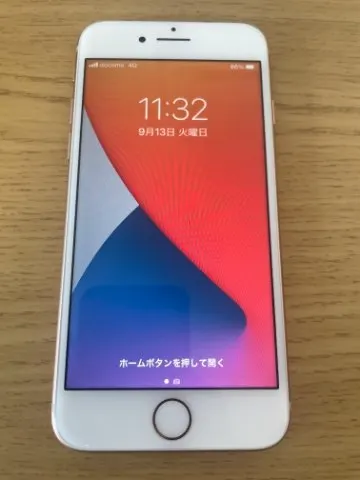 au iPhone8 256GB ゴールド バッテリー容量61% 利用制限×の画像（0）