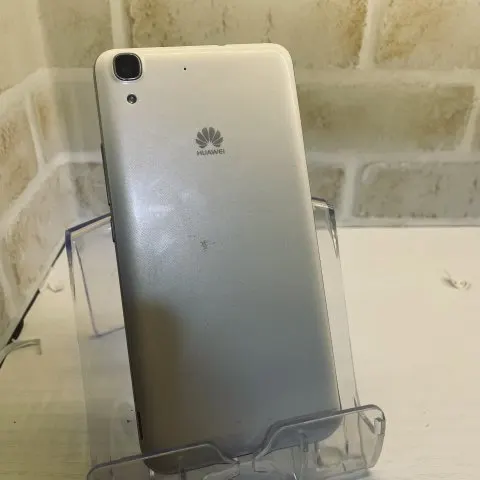 Huawei Y6 デモ機の画像（1）