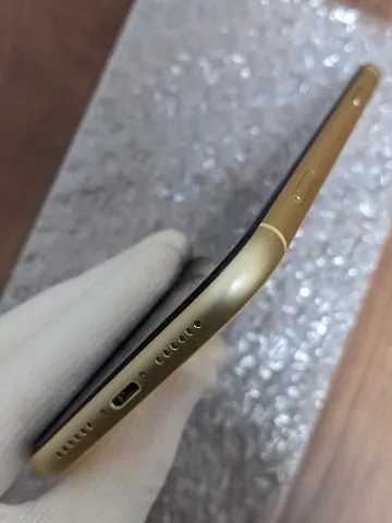 iPhone XR 64GB au 美品アクティベーションロックの画像（3）