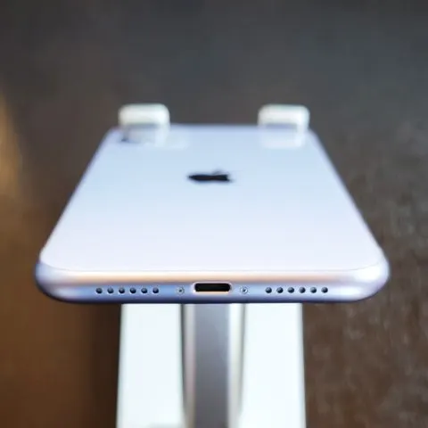 iPhone11 docomo 128GB パープル 赤ロムの画像（1）