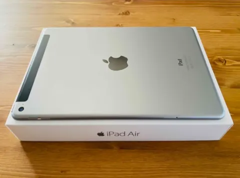 【美品】 iPad Air 2 本体 SIMフリー Apple セルラーの画像（1）