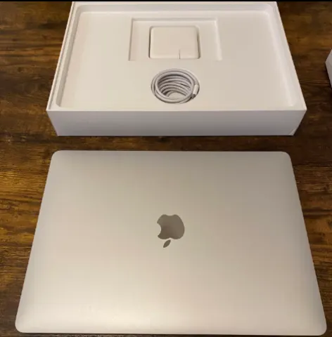 MacBook Pro 2017 13インチ　256GB 箱　ACアダプター付きの画像（1）