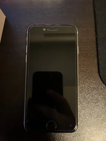 iPhoneSE第2世代赤ロムの画像（0）