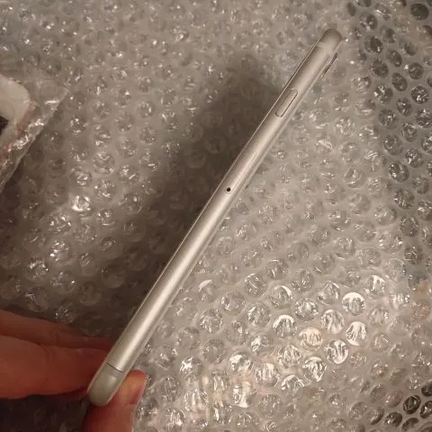 iPhone8 フレーム歪み 水没反応ありの画像（3）