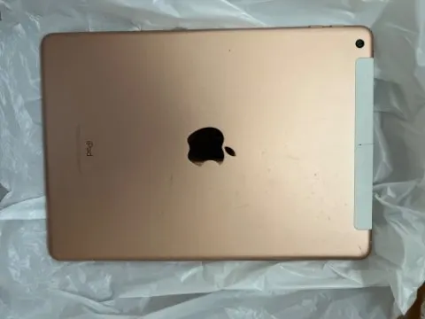 Maimaiさん専用iPad 第6世代　128GB 画面割れ　ジャンクの画像（1）