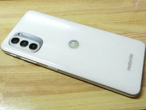moto g52j 5G ホワイトの画像（1）