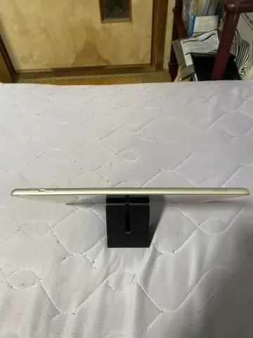iPad5 32GB 画面1部割れ バッテリーはかなり持ちます！ SIMフリーの画像（1）