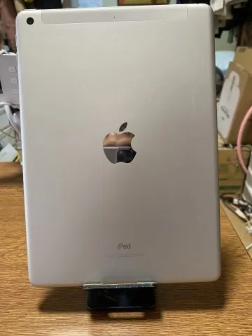 iPad5 32GB 画面1部割れ バッテリーはかなり持ちます！ SIMフリーの画像（2）