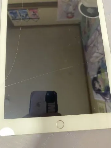 iPad5 32GB 画面1部割れ バッテリーはかなり持ちます！ SIMフリーの画像（4）