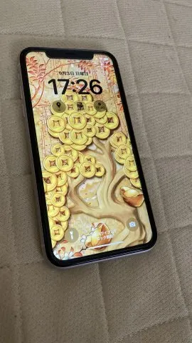 iPhone 11 64GB ホワイト　au版SIMフリーの画像（0）