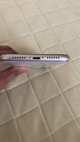 iPhone 11 64GB ホワイト　au版SIMフリーの画像（3）