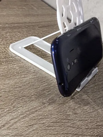 新品同様品　F-42A SIMフリー　スマホの画像（0）