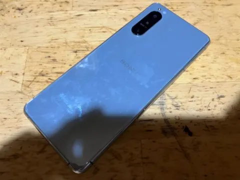△判定 ディスプレイ不具合（有機EL焼け、軽微な割れ、横線あり） au Xperia 5 II SOG02 グレー おまけ付きの画像（1）