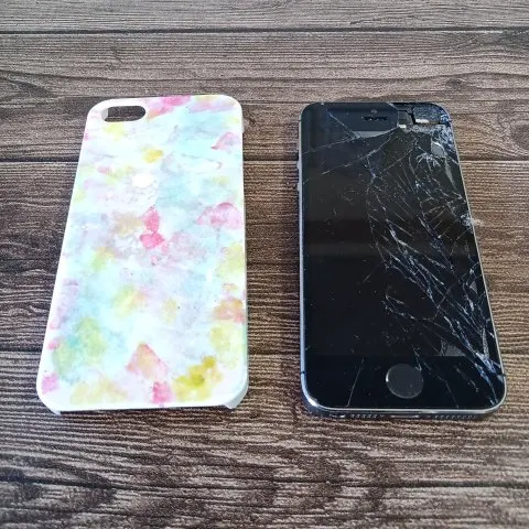 iPhone本体　A1453　ケース付きの画像（0）