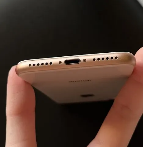 iPhone8  赤ロムの画像（2）