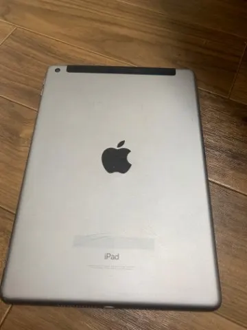 iPad  第6世代　au  128gの画像（1）