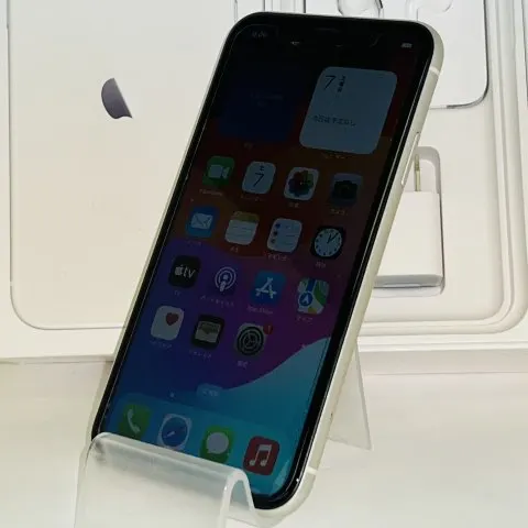 iPhone11 64GB 赤ロム 美品 SoftBank ジャンク ホワイト MWLU2J/A 送料無料の画像（1）