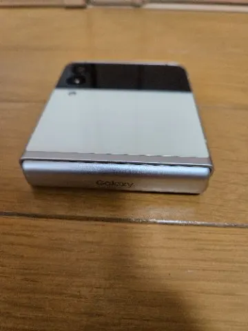 Galaxy Z Flip3 SCG12の画像（4）