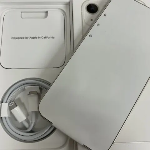 新品未使用 iPhone13 128GB スターライト赤ロムの画像（1）