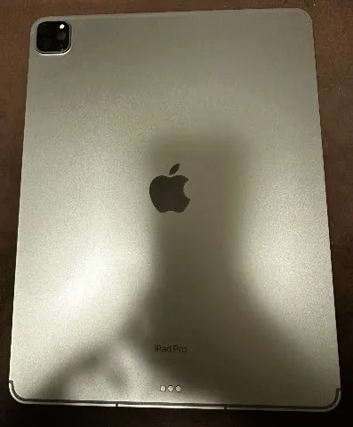 iPad Pro 12.9 第6世代 2TB Wi-Fi+Cellular au赤ロムの画像（1）