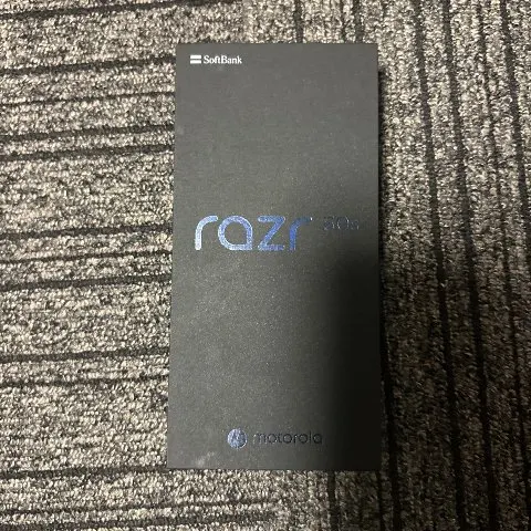新品 未使用 motorola razr 50s コアラグレイ SoftBankの画像（0）