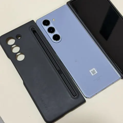 Samsung　Galaxy Z FOLD5 赤ロム　au版の画像（2）