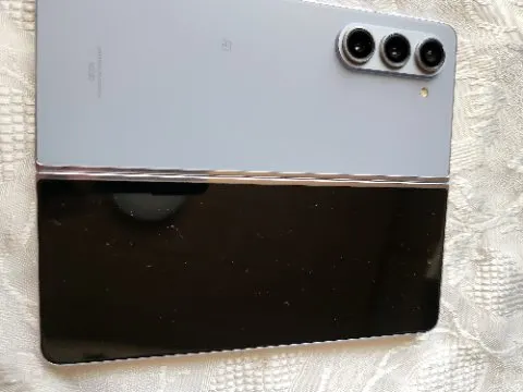 Galaxy Z Fold5 256GB  au版 赤ロム的图片（1）