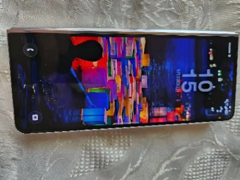 Galaxy Z Fold5 256GB  au版 赤ロム的图片（3）