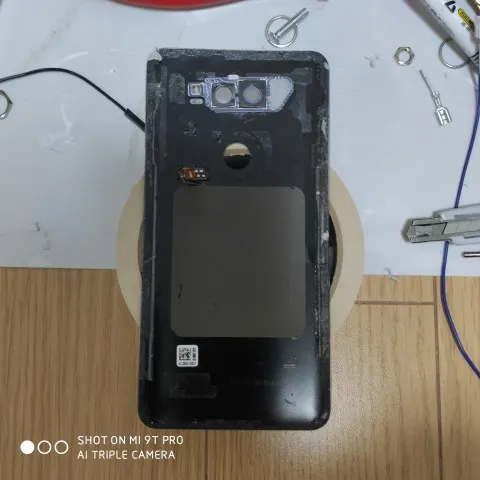 V30/V30+ バックパネル 割れ有りの画像（1）