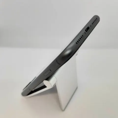 割れ割れのiPhone11の画像（3）