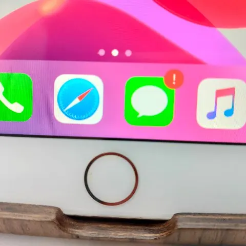 iPhone 8 256GB 画面割れの画像（1）