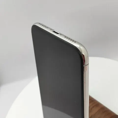 iPhone X 256GB 画面欠けの画像（1）