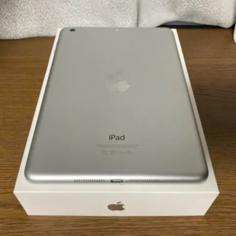 iPad mini 2 Wi-Fi シルバー 16GBの画像（1）