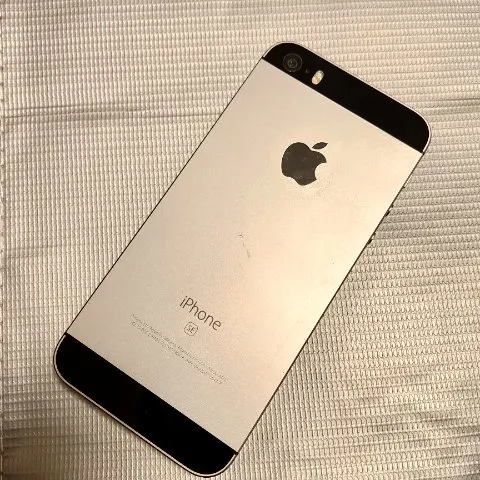 iPhone SE 海外版SIMフリーの画像（2）