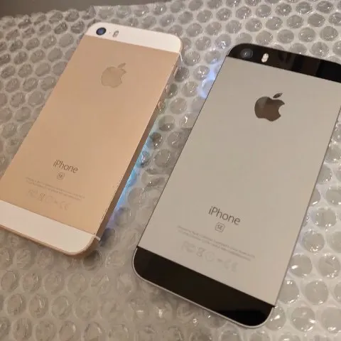 【専用品】iPhone SE 2台セットの画像（1）