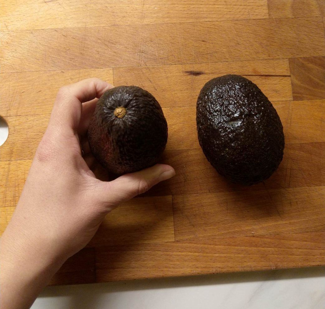 Připravujete dva avokáda na prkénku