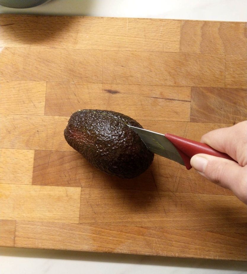 Krájení avokáda na dřevěném prkénku