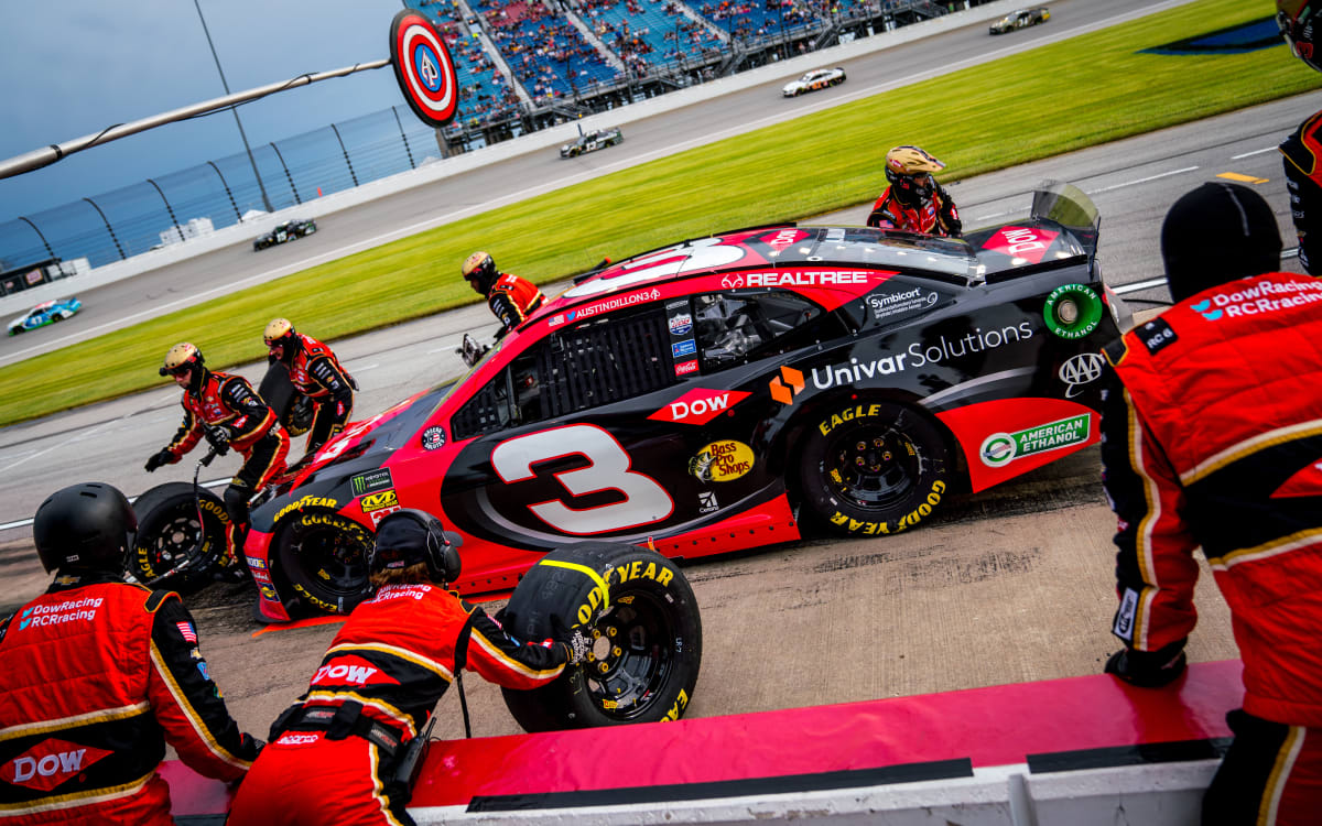 The No. 3 Dow team worked smart and hard to maintain the momentum from Saturday&apos;s pole award.