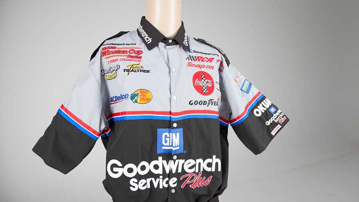 Up until 2002, Childress’ wore the same crew uniforms his team wore, sporting his sponsor logos across the chest and a pair of black trousers.
