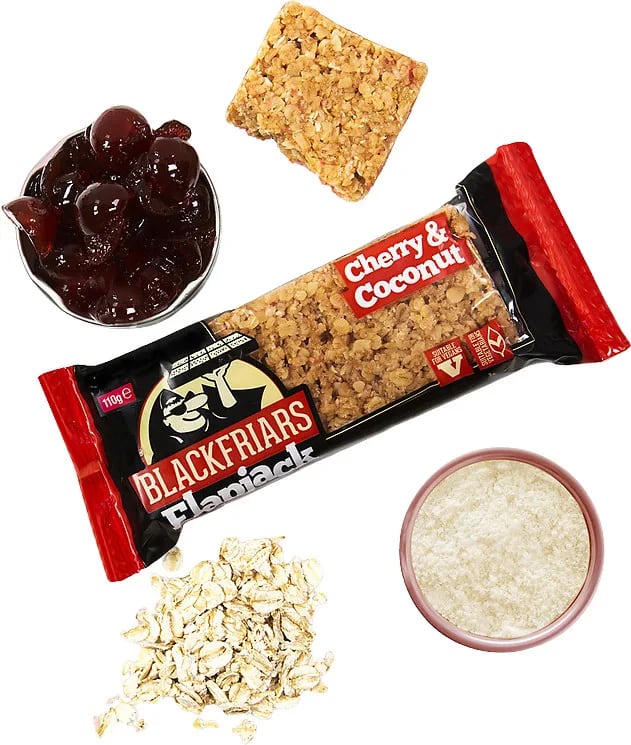 Blackfriars_Flapjack_Cherry_&_Coconut,_Ovesná_tyčinka,_Třešeň_a_kokos,_110_g