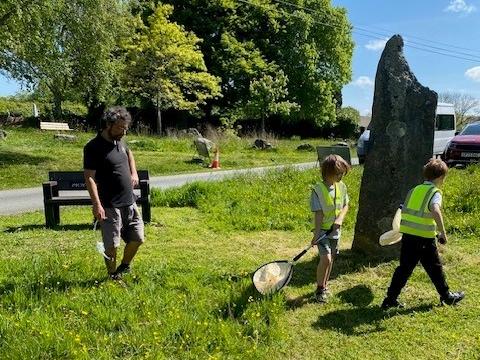 Ecologist Yusef Samari with bug hunting students