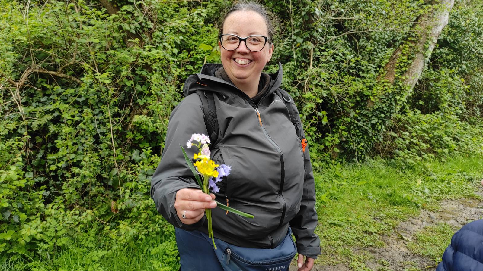 Carys the ecologist holding a students‘ posy!
