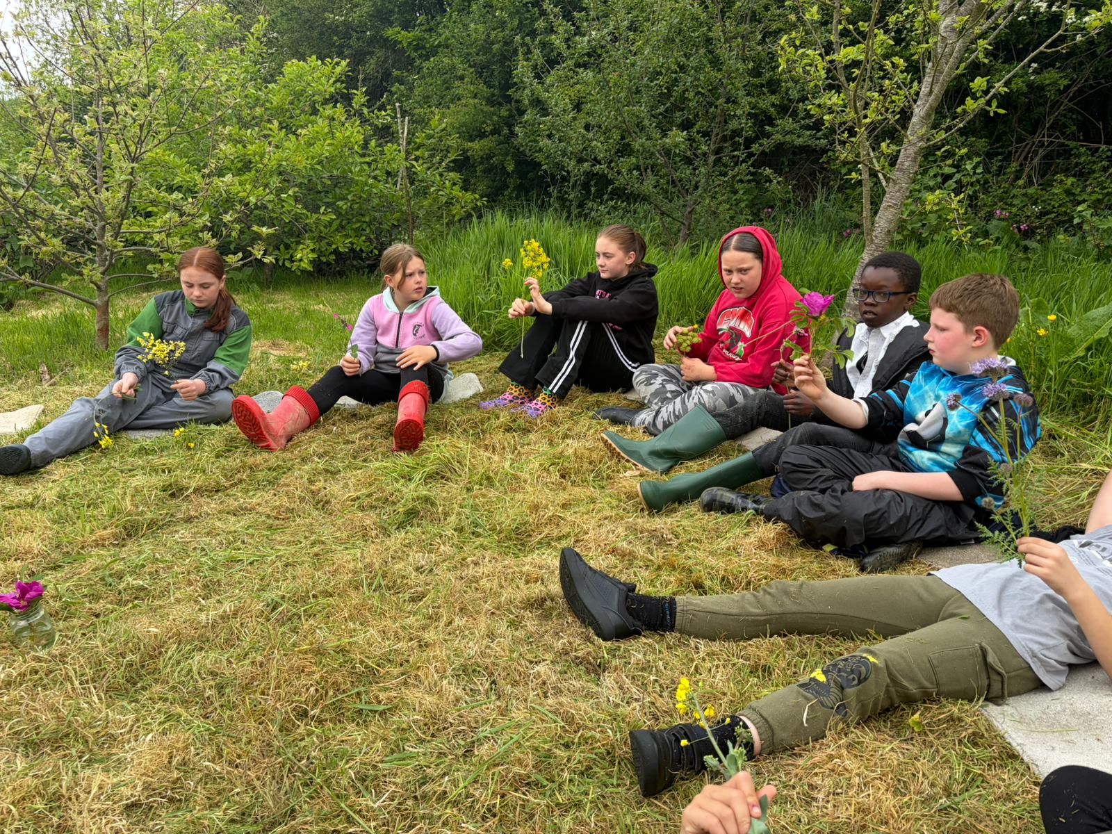 Relaxed student circle, with flowers