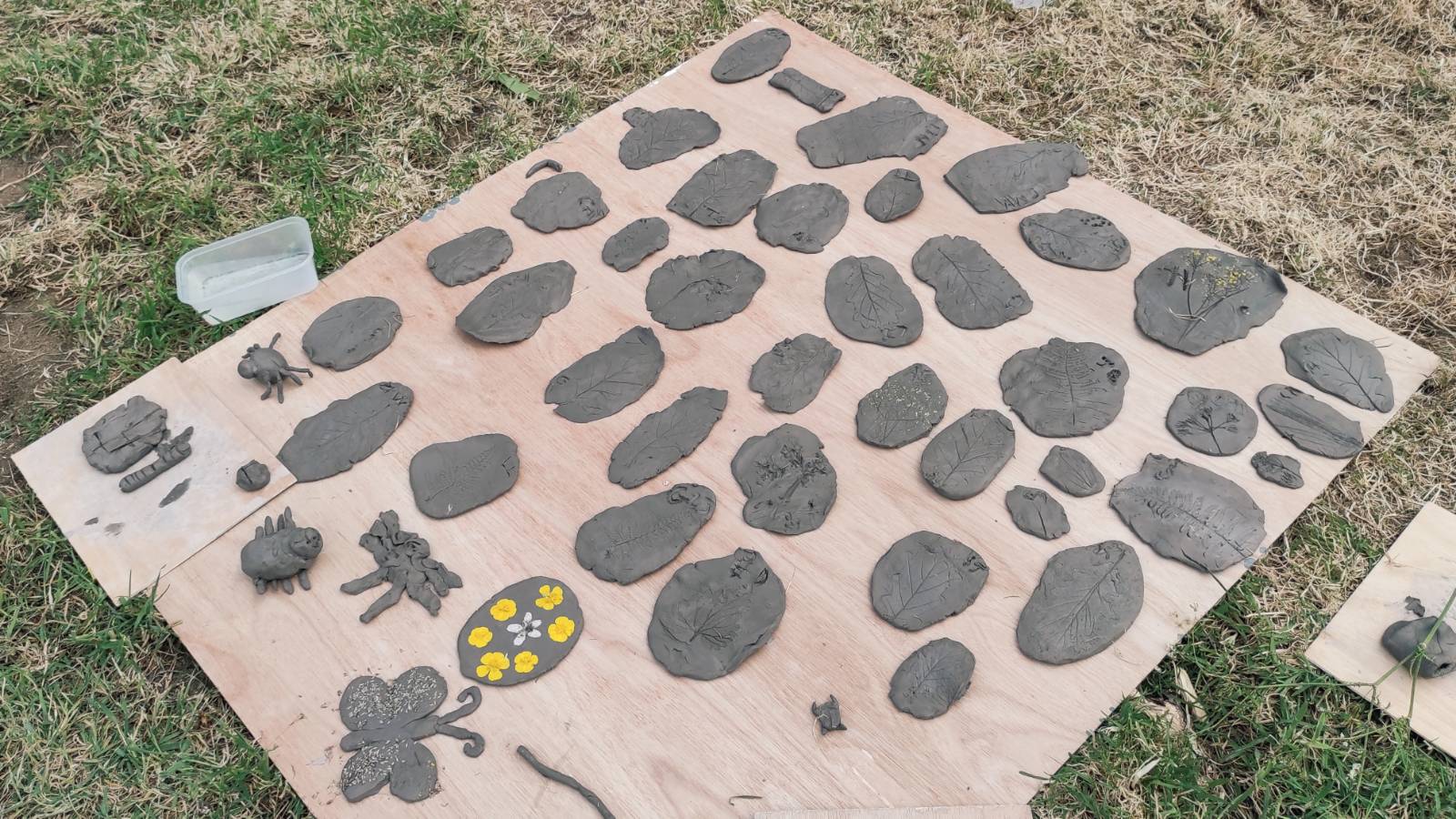 The clay board of student clay tiles