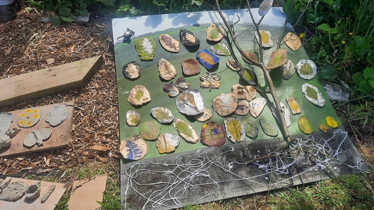 The naturalistic diorama with extra clay artefacts