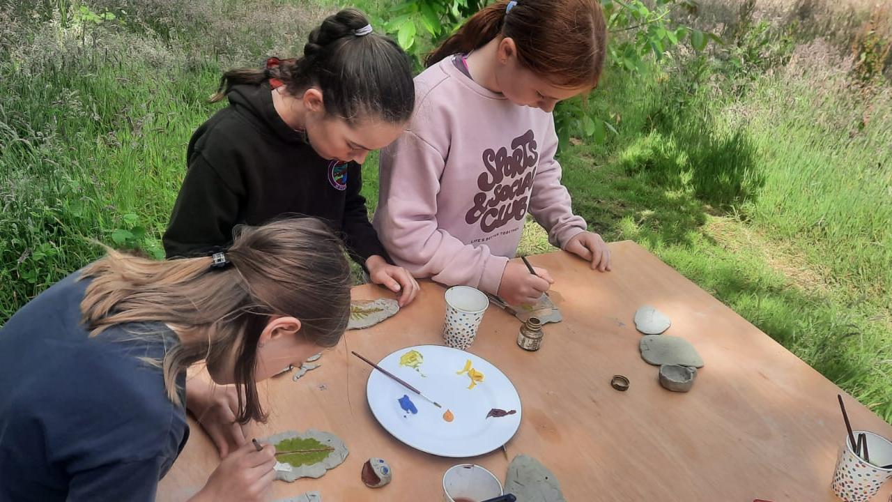 Painting the clay artefacts