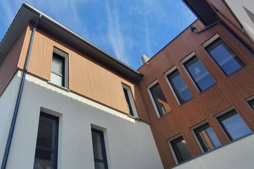 Bardage bois couleur saturé