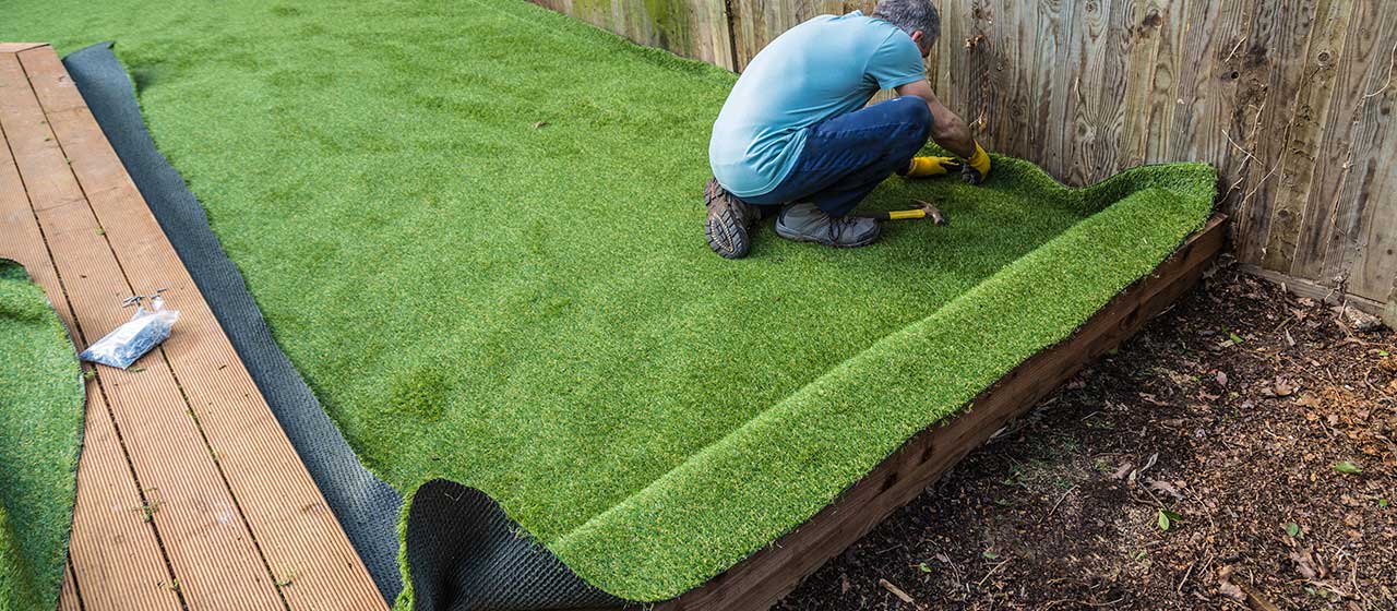 Conseils de pose gazon synthétique pour une installation de qualité -  Nature Bois Concept