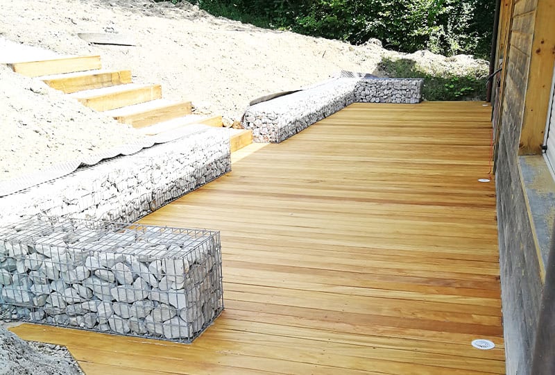 Terrasse en bois exotique garapa entourée de galets