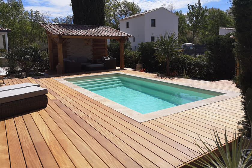 terrasse en garapa avec margelle en ipé autour d'une piscine